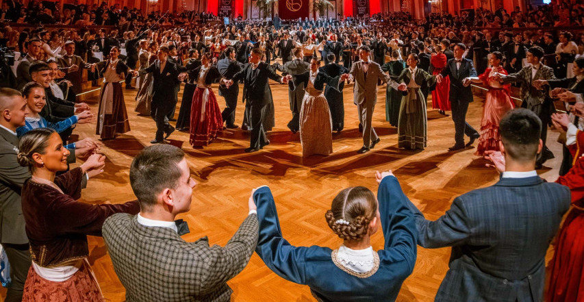 NOĆ U KOJOJ BEČ POSTAJE SRPSKA BAJKA: Svetosavski bal oduševio svet – od krsne slave do premijernog valcera (FOTO)
