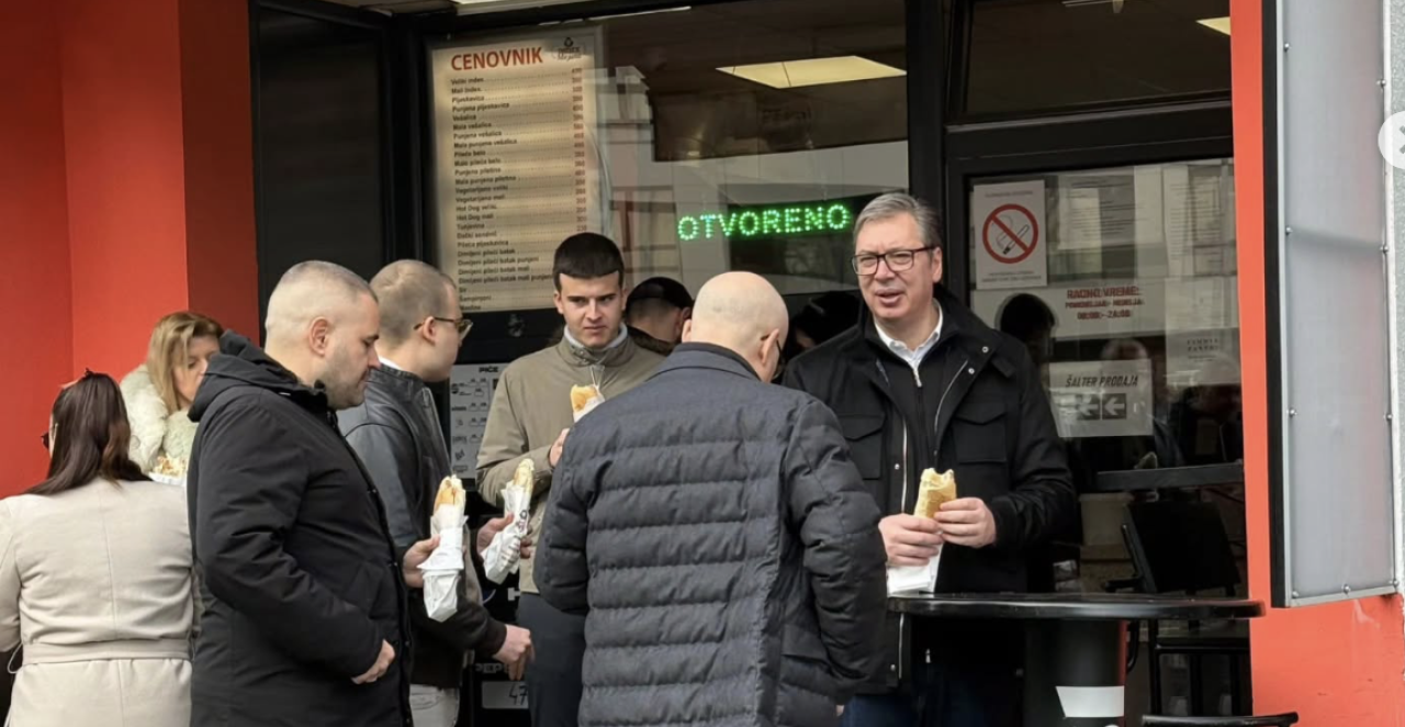 VUČIĆ USLIKAN ISPRED BRZE HRANE U NOVOM SADU Pogledajte šta predsednik doručkuje, a evo i sa kim u društvu (FOTO)