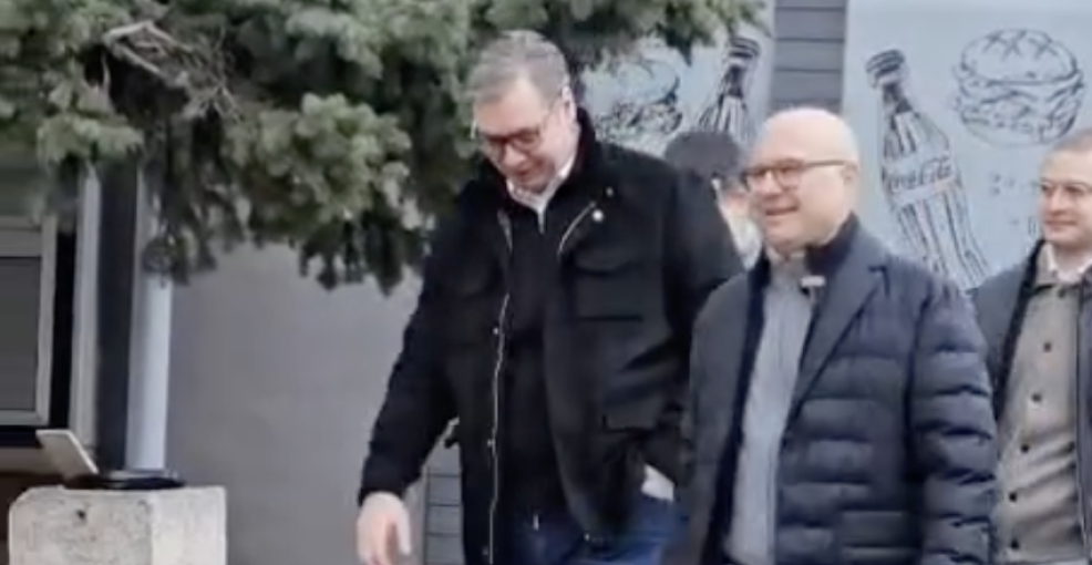 POGLEDAJTE KAKO JE VUČIĆ PROŠETAO NOVIM SADOM Pre nego što je dobio sendvič, morao je nekog da pomazi (VIDEO)