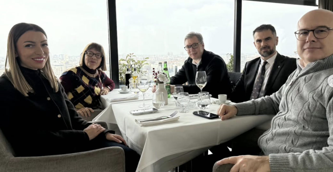 "KUJEMO PLANOVE..." Vučić na Petrovaradinskoj tvrđavi uz vino i važne razgovore za Srbiju (FOTO)