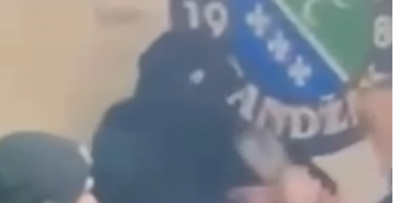 POGLEDAJTE KAKO JE U POSLEDNJEM TRENUTKU SPREČENO UBISTVO U NOVOM PAZARU Snimak tuče Torcide i Ekstrema ledi krv u žilama (VIDEO)