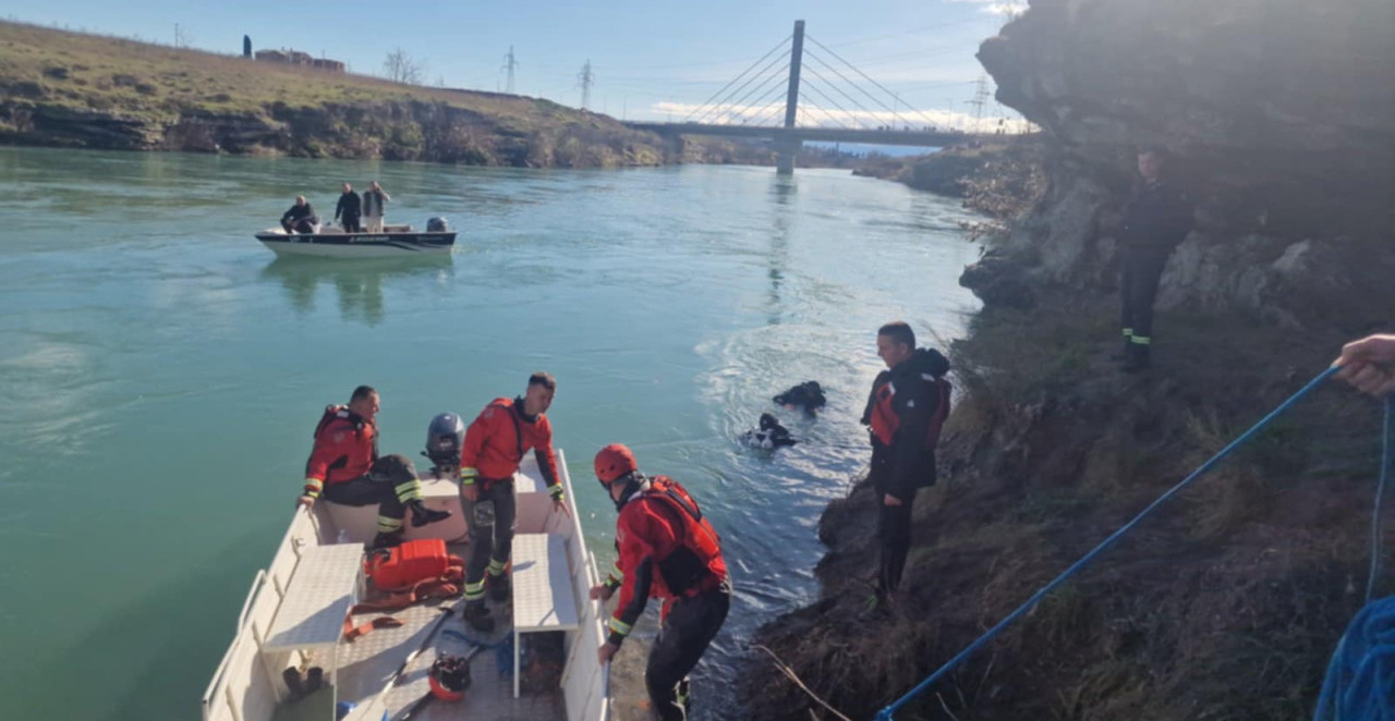POZNATO KO JE SLETEO U MORAČU! Ronioci rizikuju živote u nabujaloj reci, porodica na obali nema od bola (FOTO)