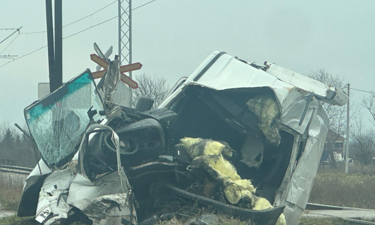 VOZAČ KOMBIJA UMRO U BOLNICI! Prve slike jezive železničke nesreće kod Čačka - ovo su detalji (FOTO)