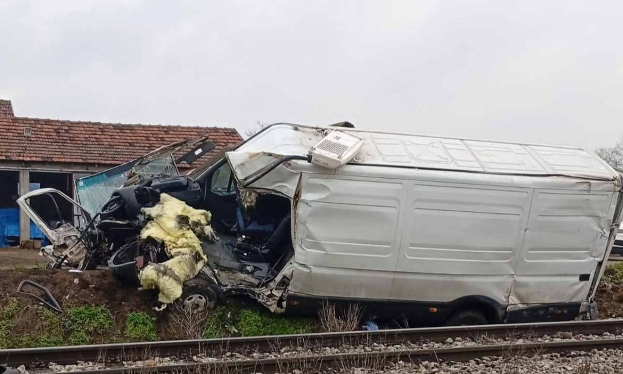 VOZAČ KOMBIJA UMRO U BOLNICI! Prve slike jezive železničke nesreće kod Čačka - ovo su detalji (FOTO)