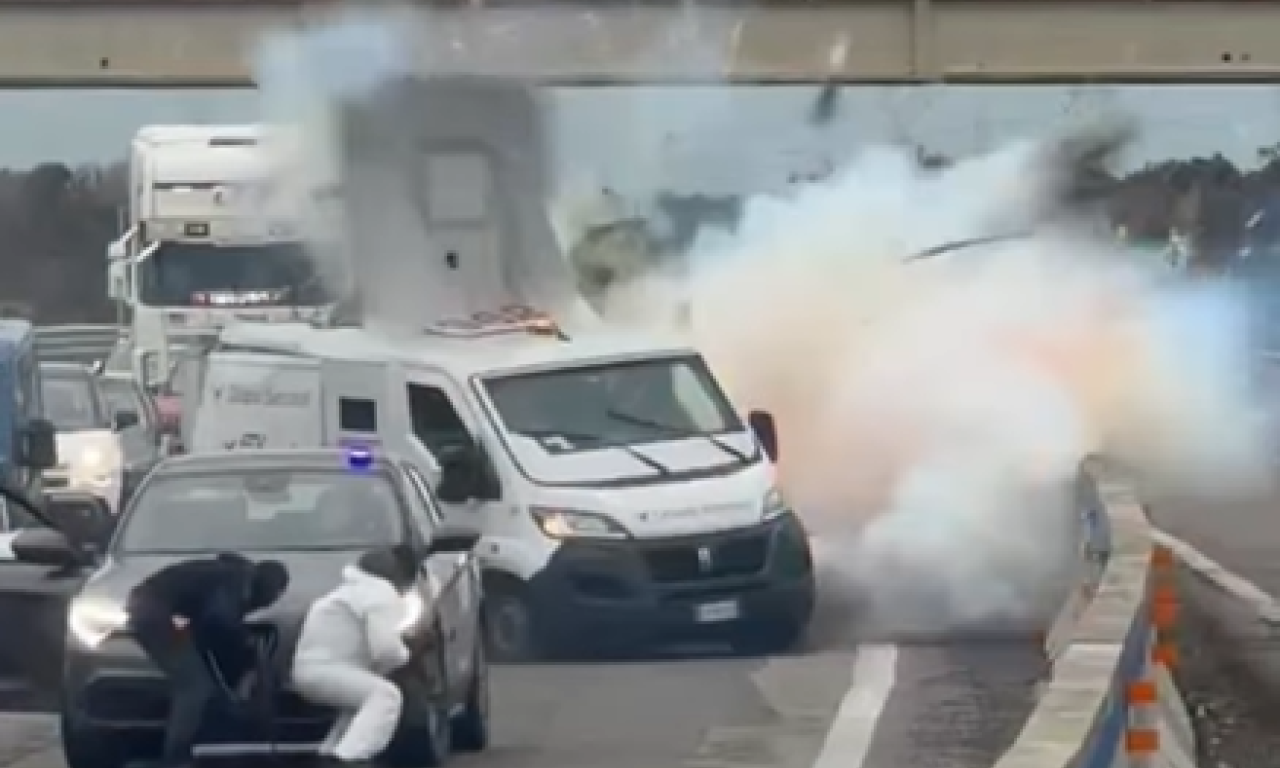 FILMSKA PLJAČKA NA AUTOPUTU Zapalili kamion, koristili rotacije i zapucali na policiju. Narod iz kola sve snimao (VIDEO)
