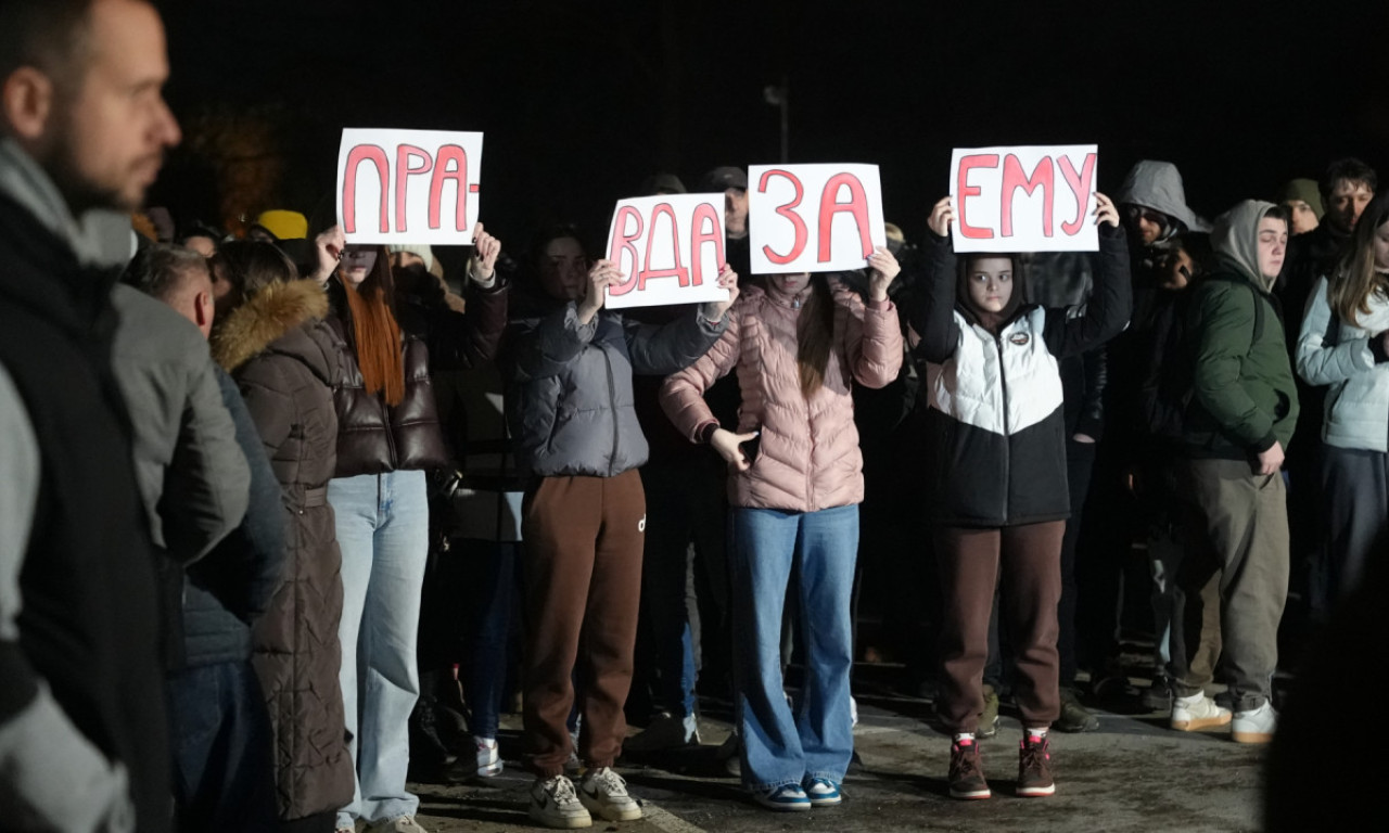 TUŽNA SLIKA IZ ČAČKA ZBOG SMRTI MALE EME (4) Porodica, prijatelji i građani se okupili - traže odgovore i pravdu (VIDEO)