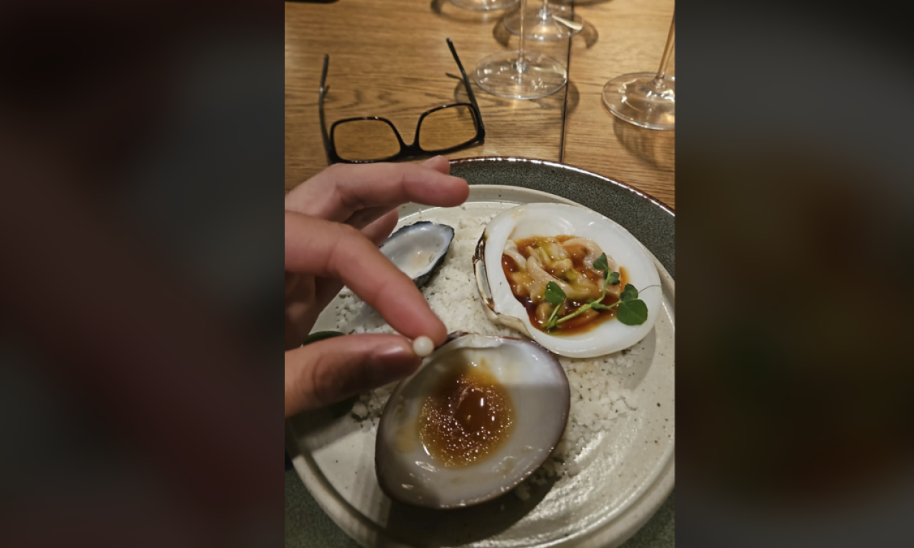 NARUČIO ŠKOLJKE, DOBIO BOGATSTVO Ono što je pronašao šokiralo je sve u restoranu (VIDEO)