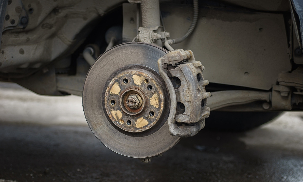 LOPOVI SNIMLJENI KAKO KRADU TOČAK USRED BEOGRADA "Da znate da se pripazite, nama su ukrali..." (VIDEO)