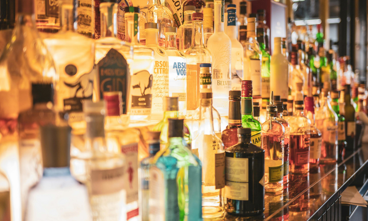 OVO JE GENERACIJA KOJA NE PIJE: Tržište alkohola pred kolapsom, izgubljene milijarde zbog promene svesti