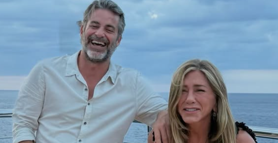 ZALJUBLJENA DO UŠIJU! Dženifer Aniston i Džim Kertis u strastvenom klinču: Poljubac koji je zapalio internet (FOTO)