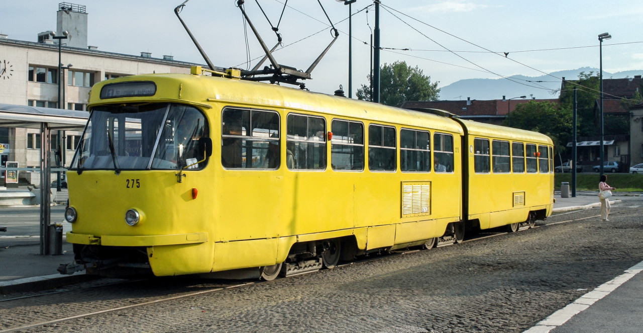 IMA MRTVIH! Iskočio tramvaj kod američke ambasade u Sarajevu (VIDEO)