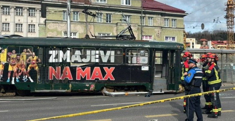 STRAVIČAN SNIMAK IZLETANJA TRAMVAJA U SARAJEVU Evo šta se zapravo dogodilo, kamera zabeležila trenutak užasa (VIDEO)