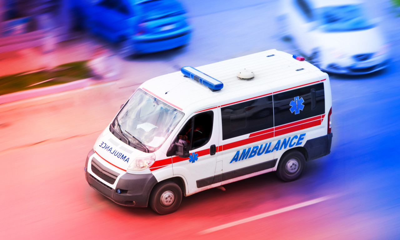 TEŽAK SUDAR KOD RUMENKE Hitna pomoć, policija i vatrogasci na terenu, došlo do udesa dva automobila