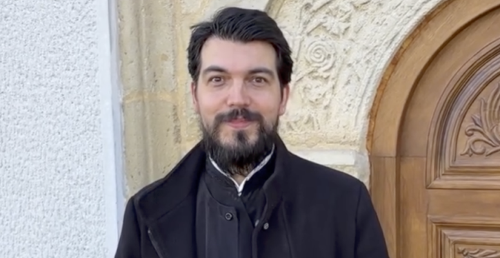 "UPALI SVEĆU, PA SLOBODNO KUPI CVETIĆ, ALI..." Sveštenik Aleksandar poslao jaku poruku za 14. februar! (VIDEO)