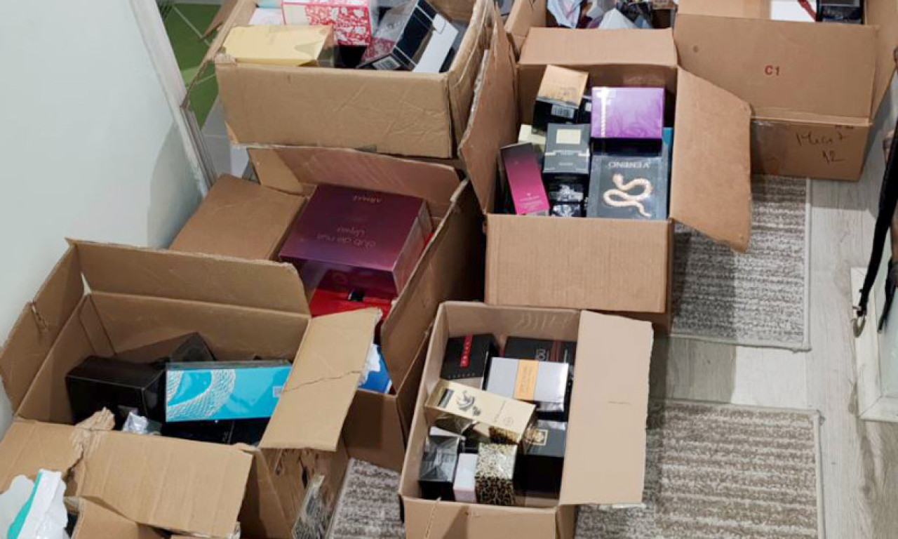 POLICIJA UDARILA NA CRNO TRŽIŠTE! Falsifikovani parfemi, lekovi i odeća zaplenjeni u više gradova