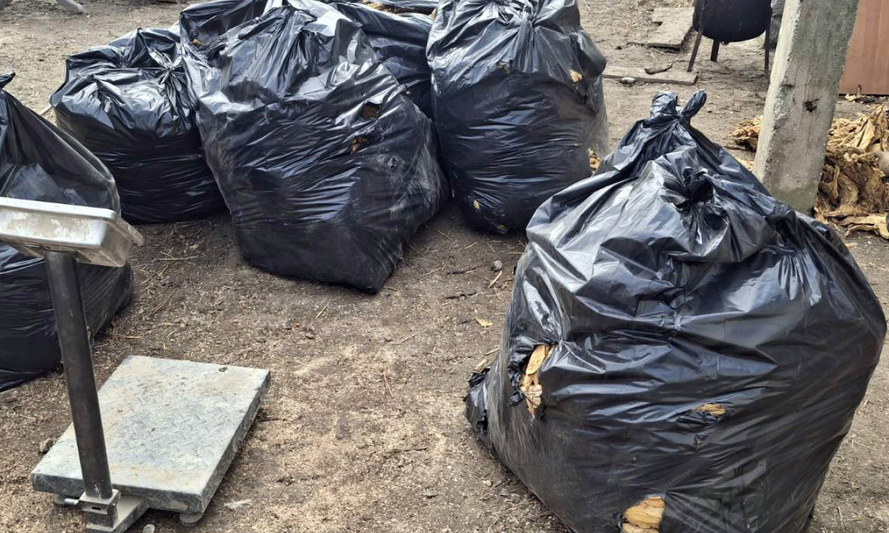 VELIKA ZAPLENA KOD SREMSKE MITROVICE: Policija zatekla nelegalnu robu vrednu oko 5 miliona dinara (FOTO)
