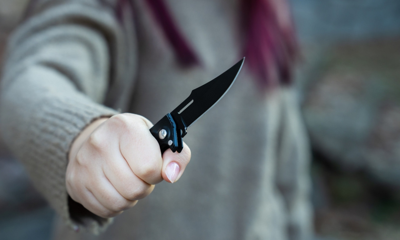 POSVAĐALA SE SA DEČKOM PA GA IZBOLA NOŽEM Horor epilog rasprave, devojka odmah uhapšena, tereti se za pokušaj ubistva