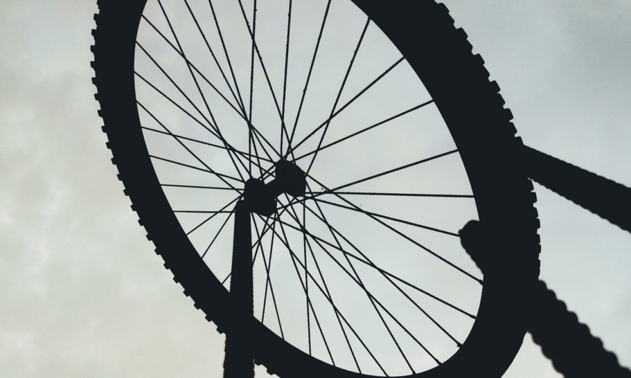 "AKO JE NEKOME POBEGAO BAJS..." Prolaznici u čudu gde je parkiraono biciklo, kako je baš ovde završilo?! (FOTO)