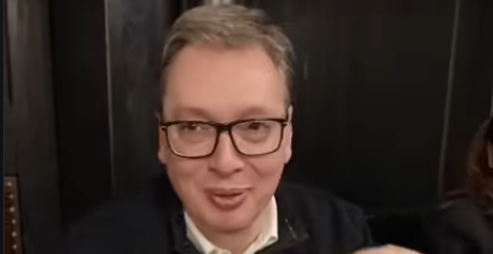 ŠTA TO PREDSEDNIK RADI U MINHENU? Vučić sa dve moćne žene u bavarskoj kafani, otkrio i ko ga je "naterao" na greh! (VIDEO)