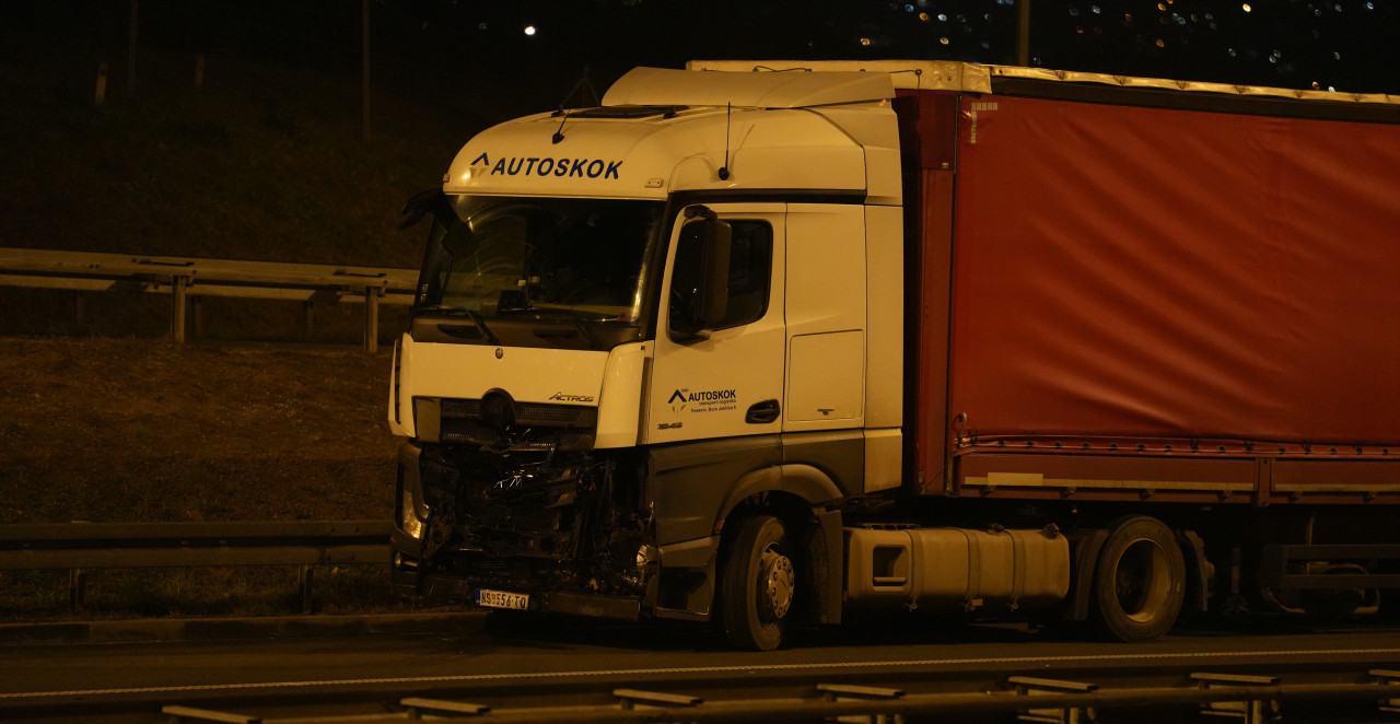OVO JE ŠLEPER KOJI JE USMRTIO TATJANU JEČMENICU, SUPRUG TEŠKO POVREĐEN Prve fotografije sa mesta nesreće (FOTO)