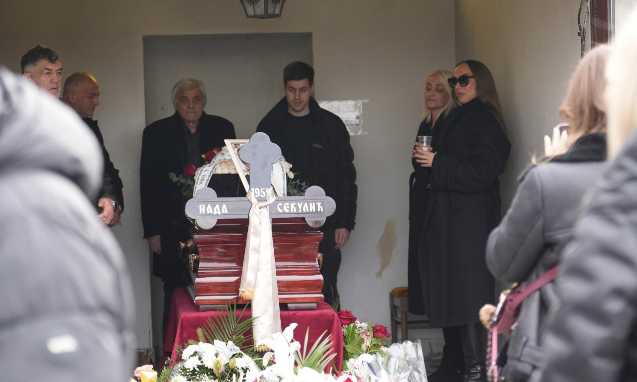 POGLEDAJTE POTRESNE SCENE SA SAHRANE MAJKE GOGE SEKULIĆ! Pevačica u crnini, a evo ko joj pruža podršku (FOTO)