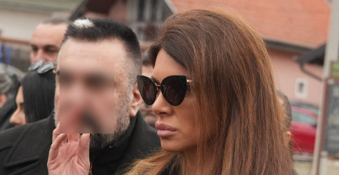 ŠARIĆEVA BIVŠA ŽENA NA SAHRANI GOGINE MAJKE: Ceca Šarić ne ostavlja drugaricu samu, Sekulićeva skrhana od bola (FOTO)