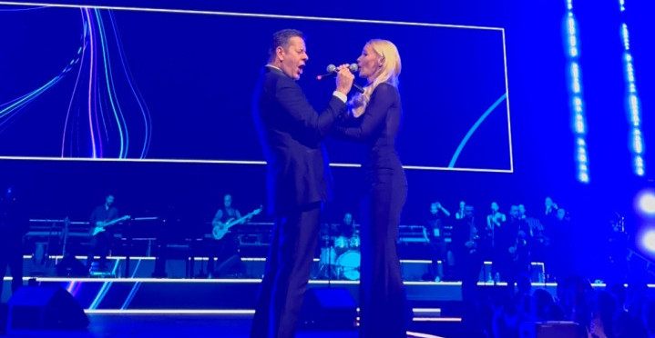 VLADO GEORGIEV I NATAŠA BEKVALAC USIJALI ARENU DO MAKSIMUMA Haljina pripijena, emocije pršte, a publika u transu... (VIDEO)