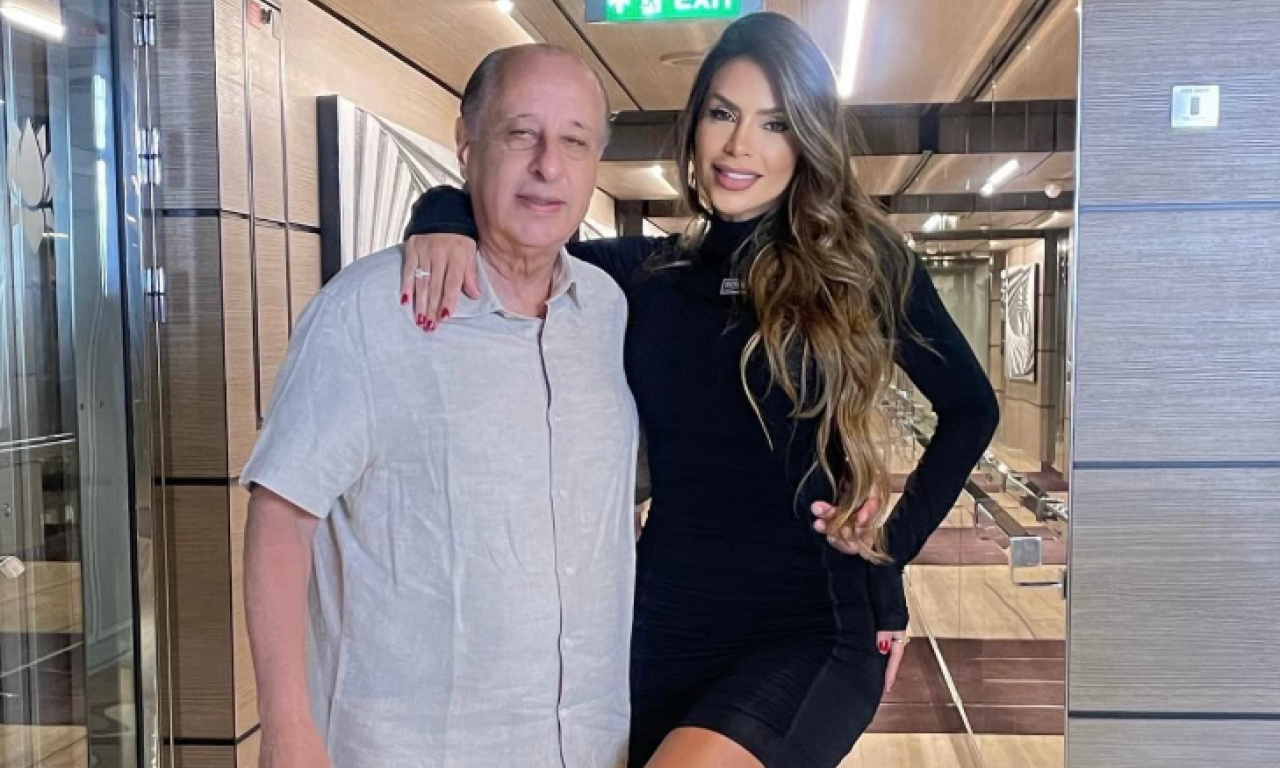 IMA 85 GODINA I LJUBI SEKSI KLARU! Fudbalski kriminalac osvojio 50 godina mlađu devojku, ceo svet priča o njihovoj romansi! (FOTO)