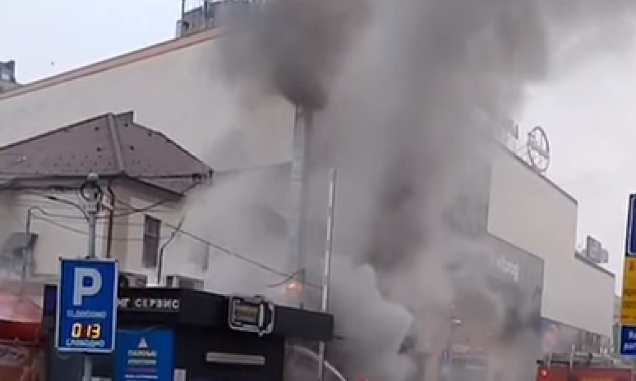 VELIKI POŽAR U CENTRU ČAČKA! Vatrena stihija guta objekat brze hrane (VIDEO)