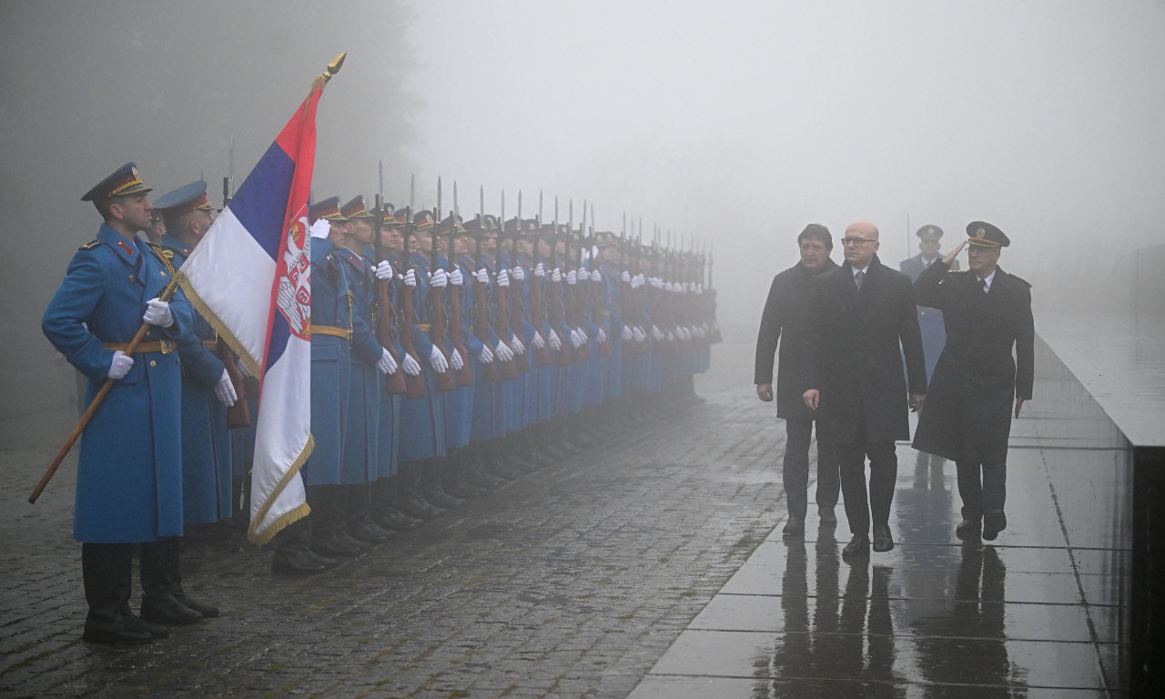 SRPSKA HIMNA, STROJ GARDE I JAKE REČI U IME PREDSEDNIKA VUČIĆA Ovako je položen venac na Spomenik neznanom junaku