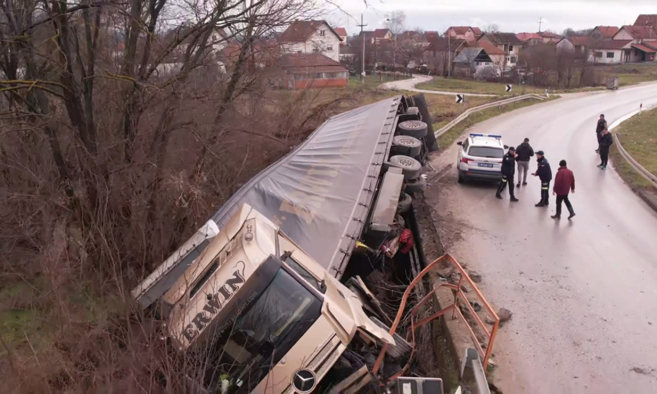 ŠLEPER SLETEO SA PUTA KOD ČAČKA! Saobraćaj obustavljen! Prizori su stravični, a svi se pitaju jedno (FOTO+VIDEO)