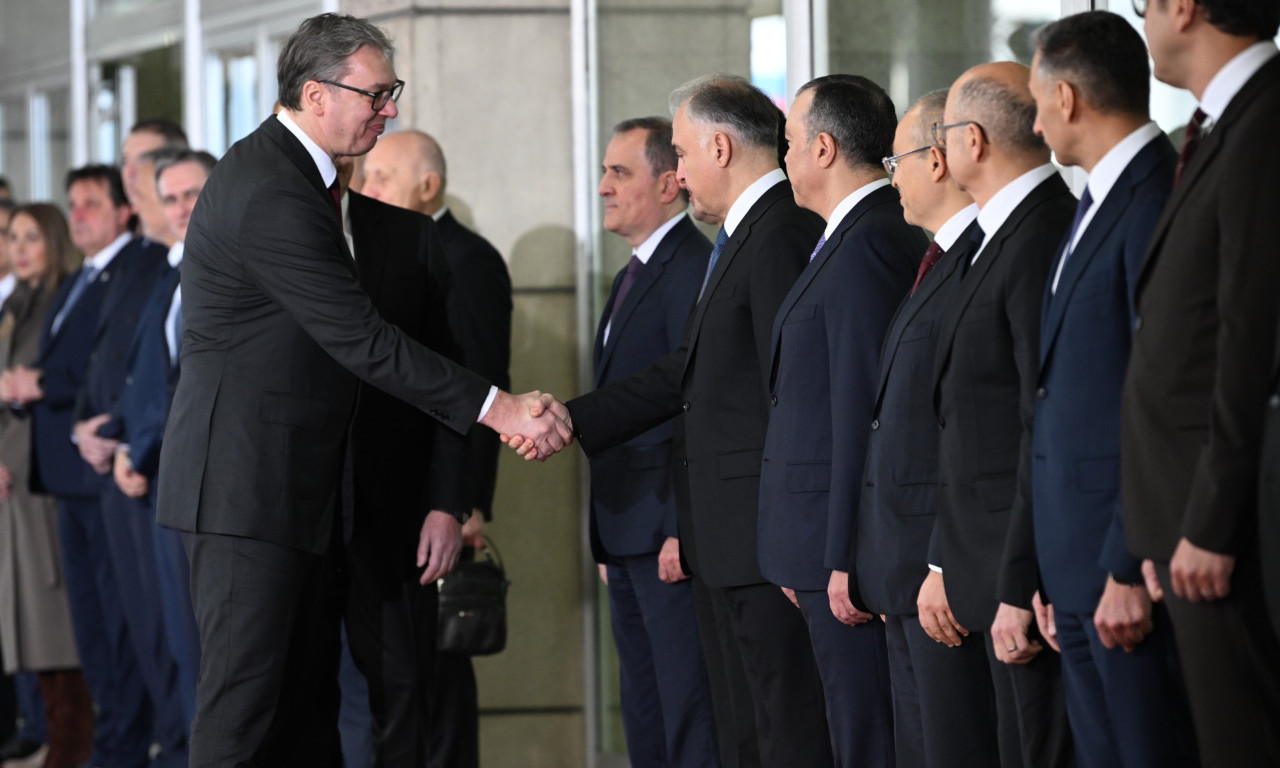 PREDSEDNIK VUČIĆ SVEČANO UZ CRVENI TEPIH, HIMNU I GARDU DOČEKAO PREDSEDNIKA AZERBEJDŽANA: Alijev se poklonio srpskoj trobojci (FOTO/VIDEO)