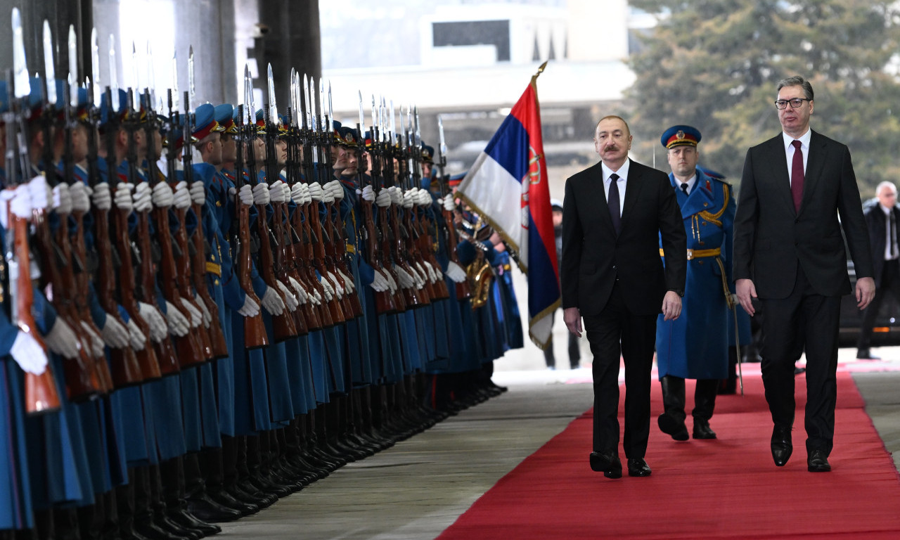 PREDSEDNIK VUČIĆ SVEČANO UZ CRVENI TEPIH, HIMNU I GARDU DOČEKAO PREDSEDNIKA AZERBEJDŽANA: Alijev se poklonio srpskoj trobojci (FOTO/VIDEO)