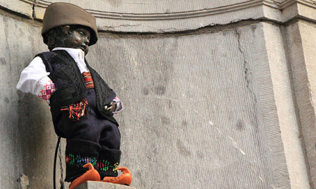 DAN DRŽAVNOSTI SRBIJE OBELEŽEN U BRISELU: Simbol grada u šumadijskoj narodnoj nošnji