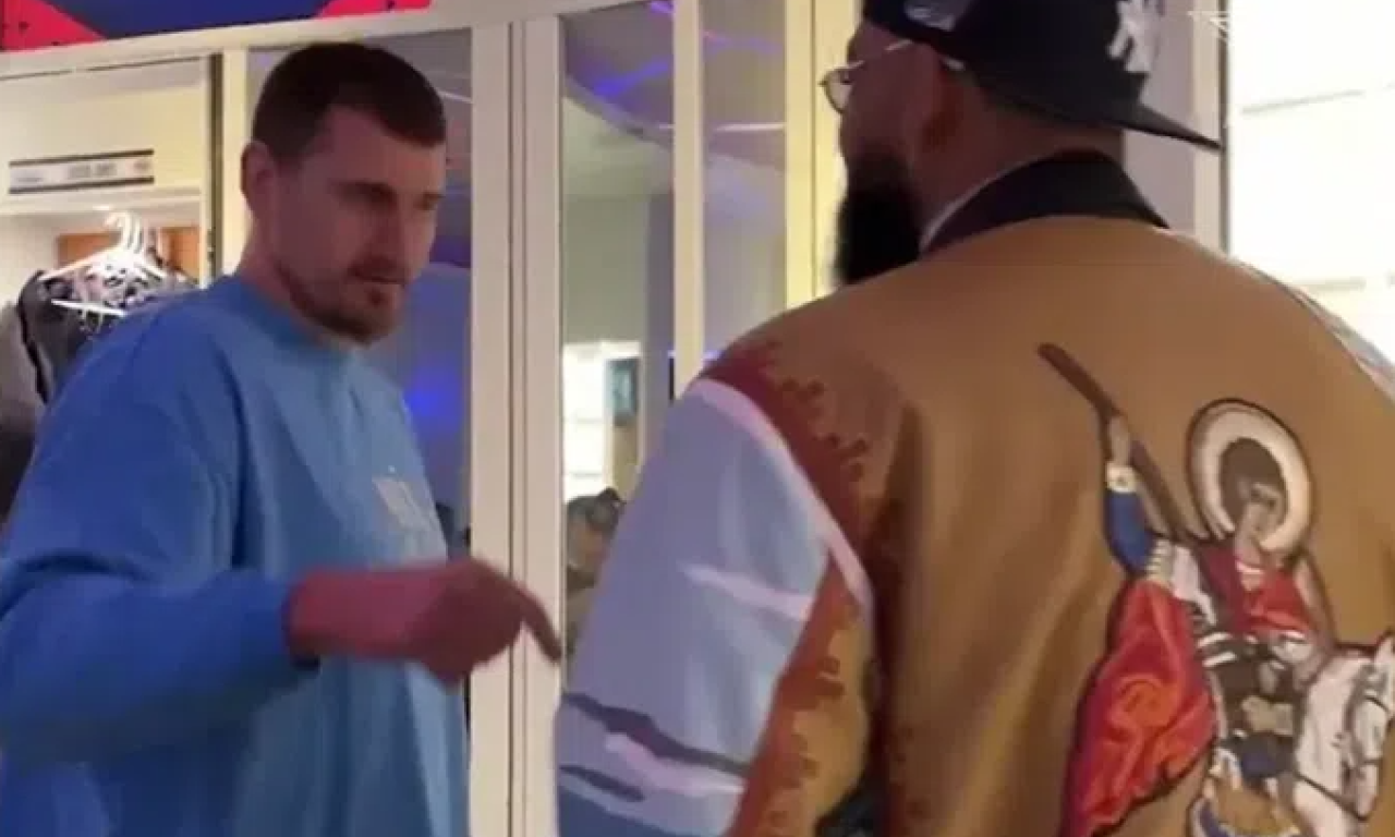 OTKUD SVETI ĐORĐE NA OL-STARU?! Jokić se zgranuo kada je video jaknu NBA superstara (VIDEO)