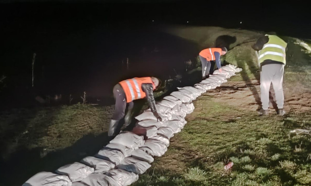 POPLAVE PRETE SRBIJI! Južna Morava i Timok pod strogim nadzorom, pogledajte borbu sa vodom (FOTO)