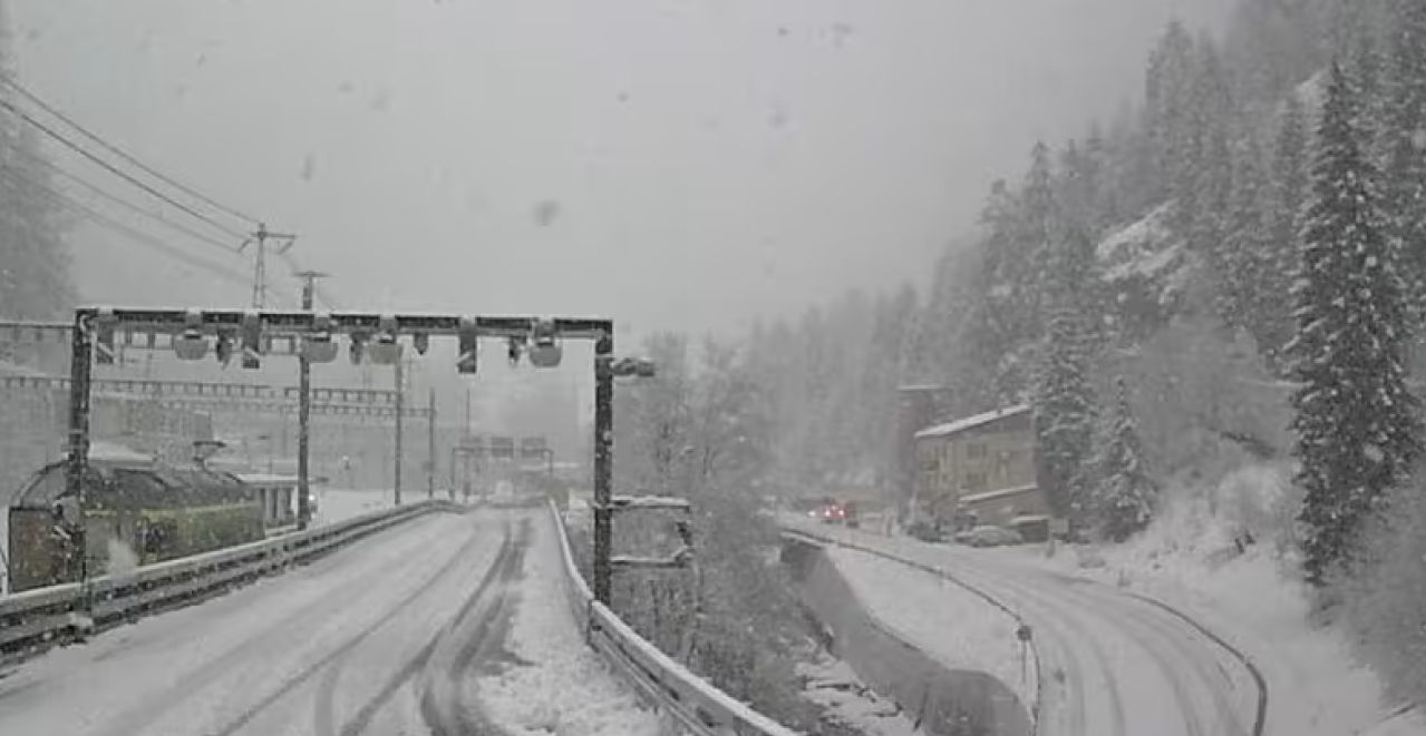 LAVINA SE SRUČILA NA VOZ PUN PUTNIKA, IZBACILA GA IZ ŠINA! Nezapamćena drama u Švajcarskoj (FOTO)