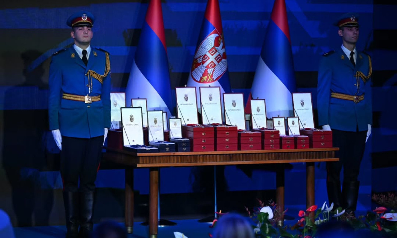 VUČIĆ ODLIKOVAO RUDARA ĐURKOVIĆA Oglasio se EPS: "Predsednik uručio medalju bageristi koji je učestvovao u kopanju rekordne tone uglja"