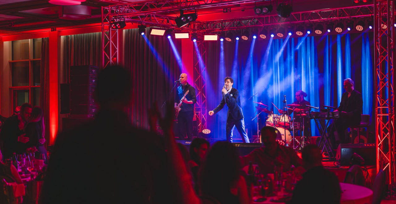 NOĆ ZA PAMĆENJE: Stevan Anđelković, Marijana Zlopaša i Knez oduševili publiku za Dan zaljubljenih (FOTO)