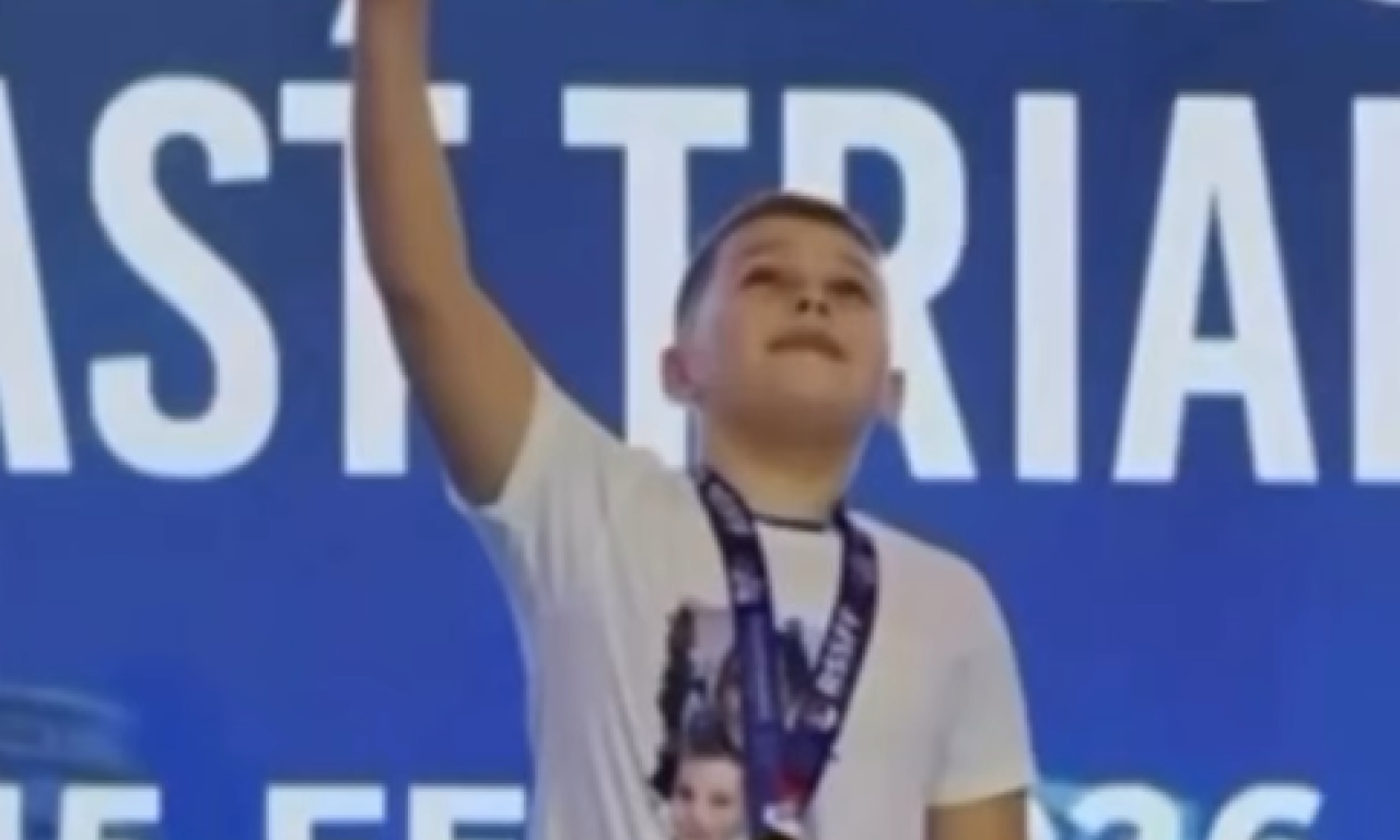 PRIZOR IZ LOZNICE KOJI JE SLOMIO SRCA Mali Bogdan osvojio zlatnu medalju, pa je posvetio preminuloj majci Nataši (VIDEO)