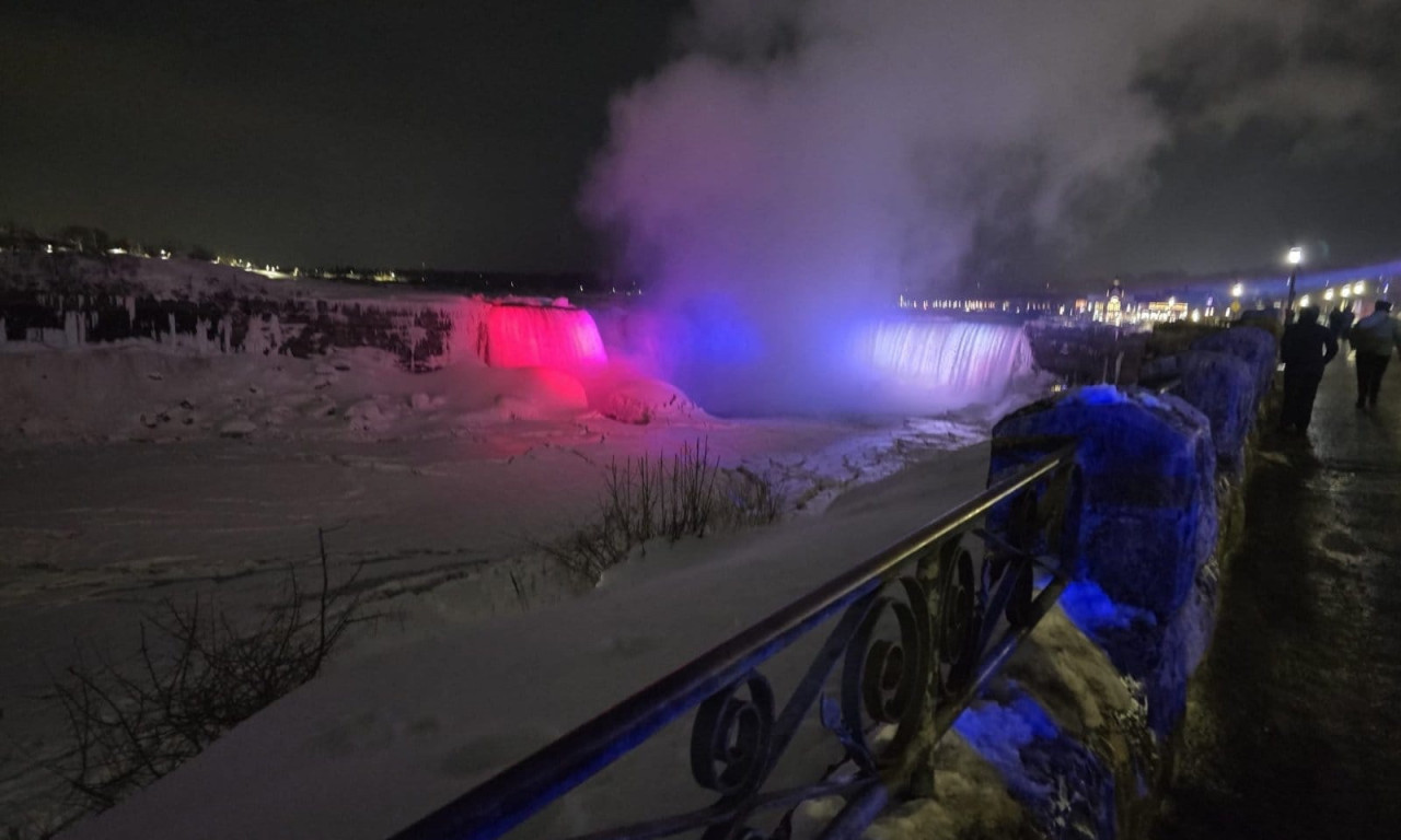 NIJAGARINI VODOPADI U BOJAMA SRPSKE ZASTAVE! Sretenje obasjalo Ameriku, trobojka na granici sa Kanadom u čast obnove srpske državnosti (FOTO+VIDEO)