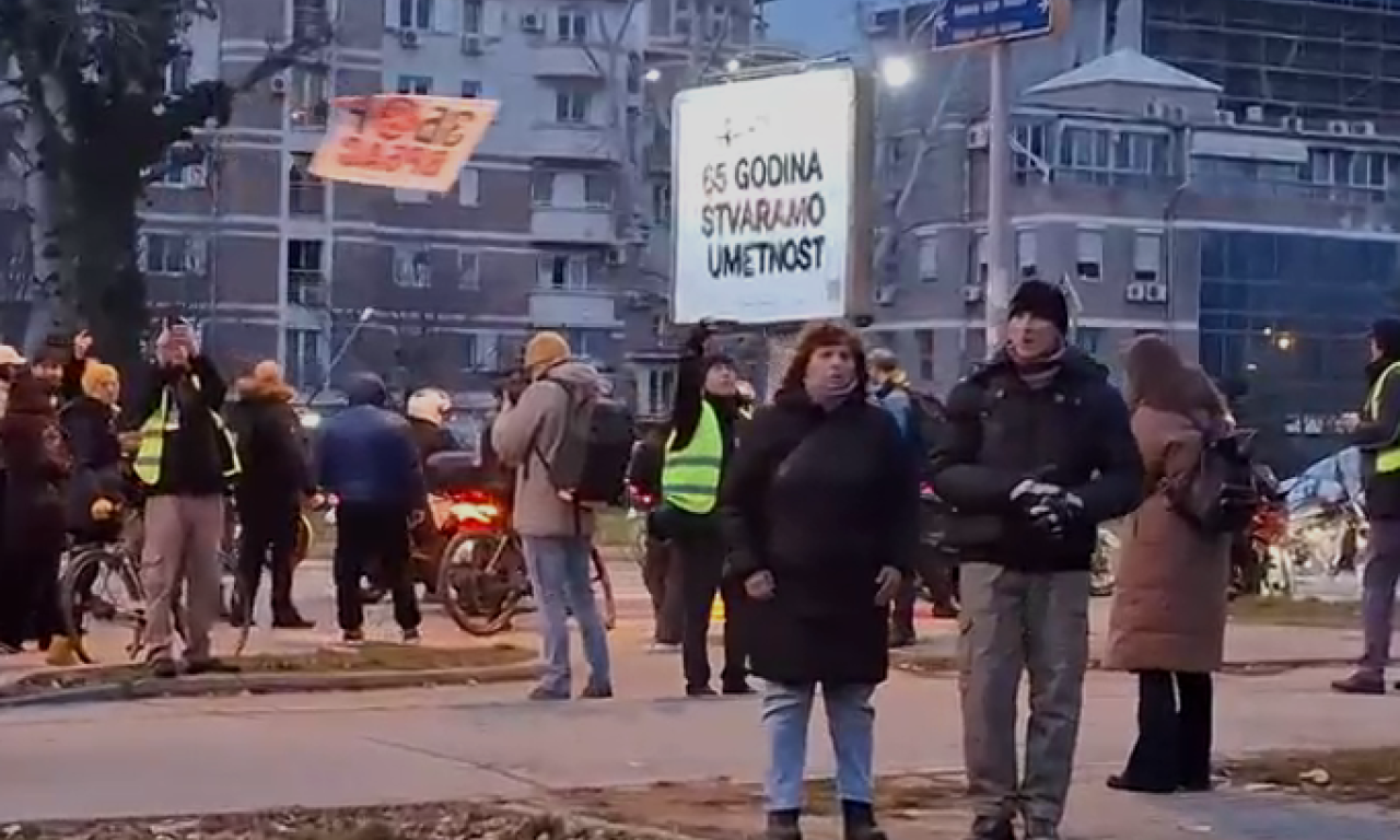 PROTEST U NOVOM SADU Okupljeni na trgu Slobode pred početak akademije povodom 200 godina od rođenja Svetozara Miletića