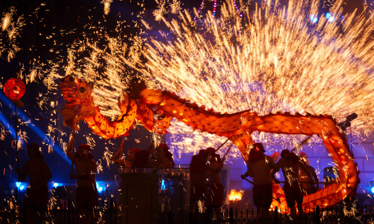 STIGLA JE GODINA VATRENOG KONJA Roboti kuvali kafu na hramovnim festivalima u Kini (FOTO)
