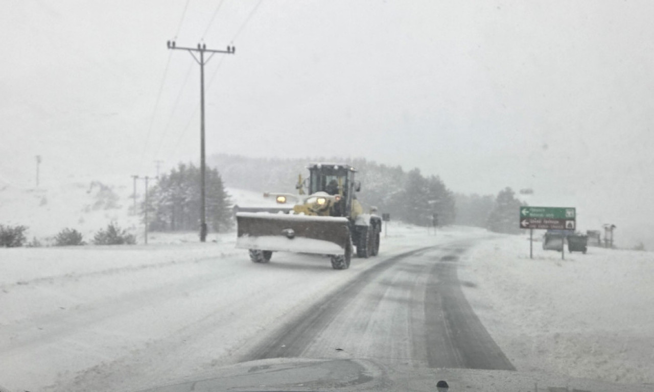 NA ZLATIBORU OKO 20 CM NOVOG SNEGA, U KREMNIMA PREKO POLA METRA Teška mehanizacija radi punom parom (VIDEO)