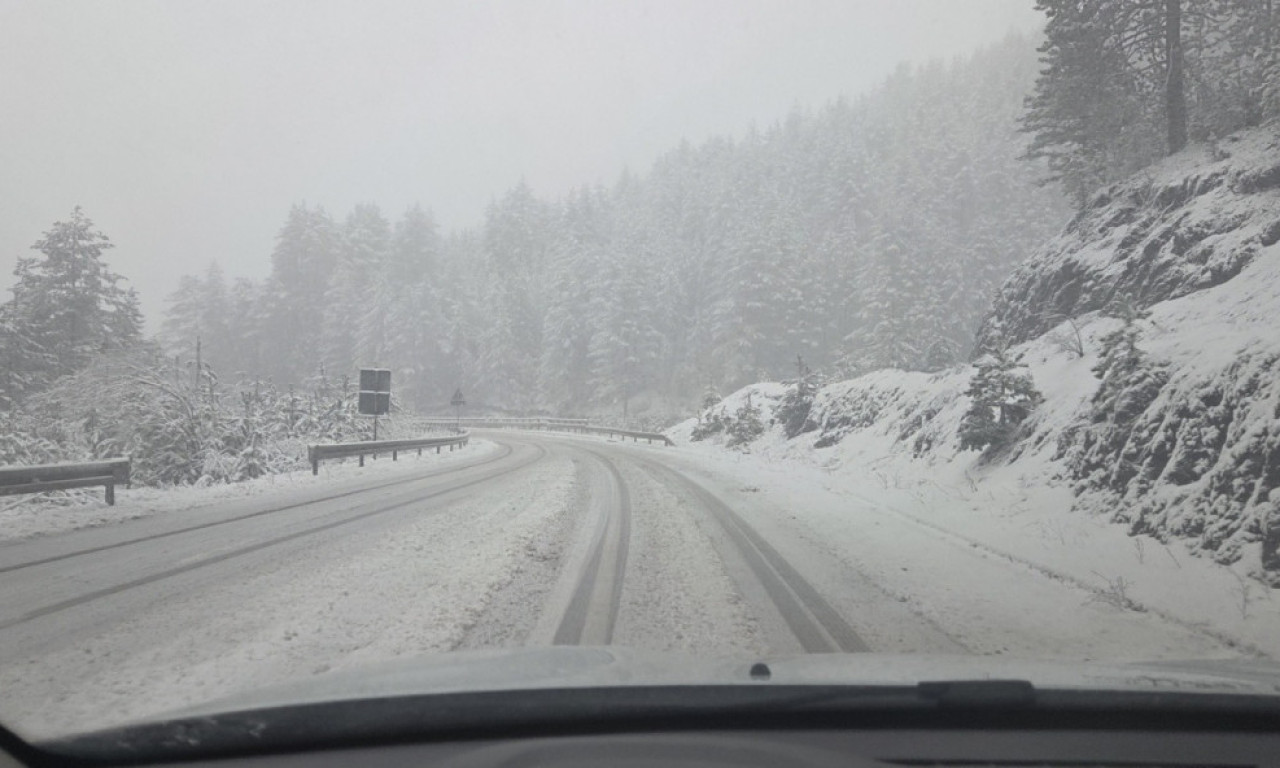 VOZAČI, PAŽNJA: Sneg do 5 cm na ovim deonicama u Srbiji!