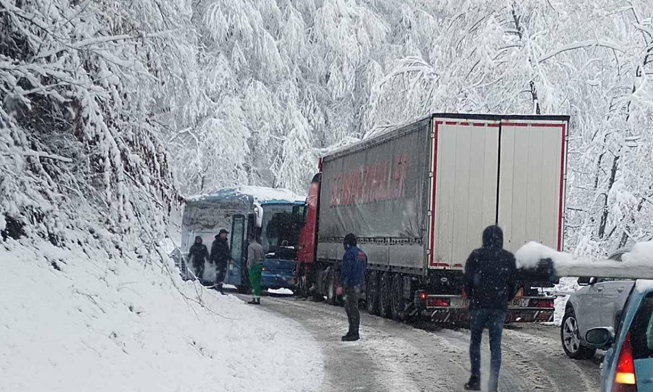 JOŠ JEDNA STRAVIČNA SLIKA SA SRPSKIH PUTEVA: Žestok sudar teretnjaka i autobusa kod Kadinjače, sve stoji (FOTO)