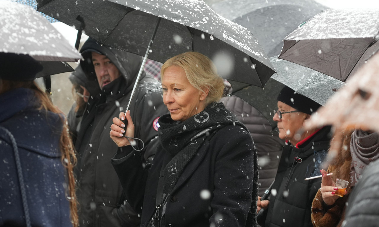 SUZE ŠAULIĆA NA NOVOM GROBLJU Mihajlo i Ilda se ne odvajaju od majke na Šabanov pomen - pojavila se samo dvojica ljudi sa estrade (FOTO)