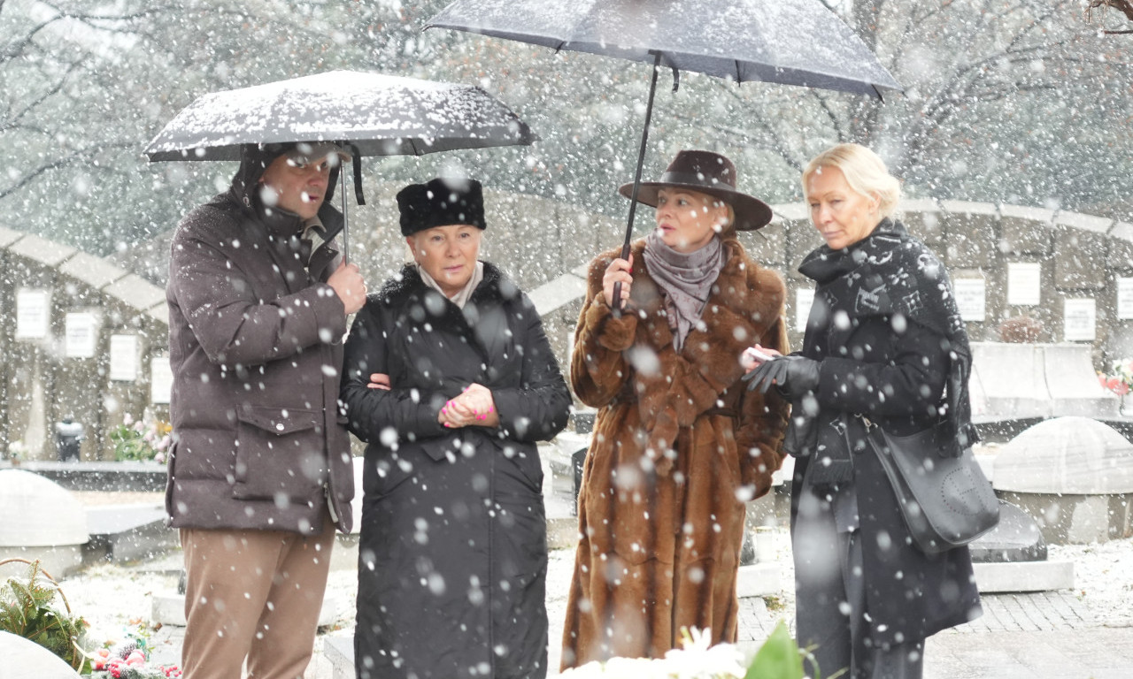 SUZE NA GROBU ŠABANA ŠAULIĆA Mihajlo i Ilda se ne odvajaju od majke, na pomenu samo dvojica ljudi sa estrade (FOTO)