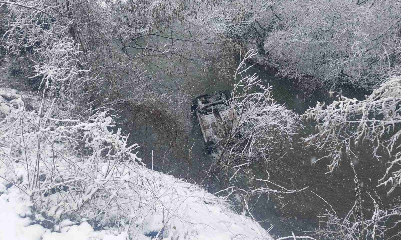 ČETIRI ŽENE SLETELE KOLIMA U REKU: Izvlačili ih meštani i vatrogasci! (FOTO)