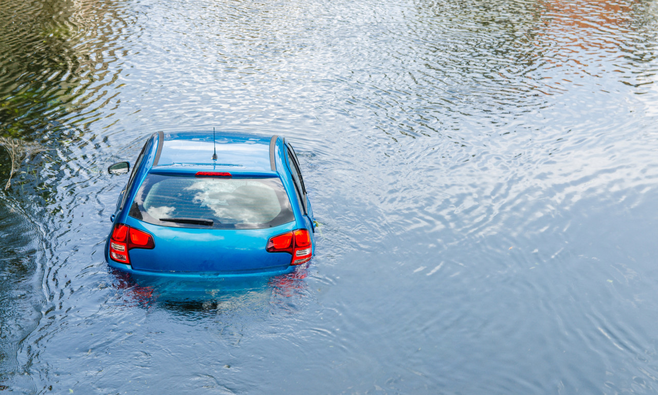 DRAMA NA ADI HUJI! Automobil sleteo u reku, ljudi zarobljeni u vozilu!